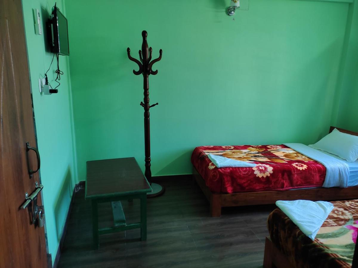 Harry Guest House&Restaurant Pokhara Extérieur photo