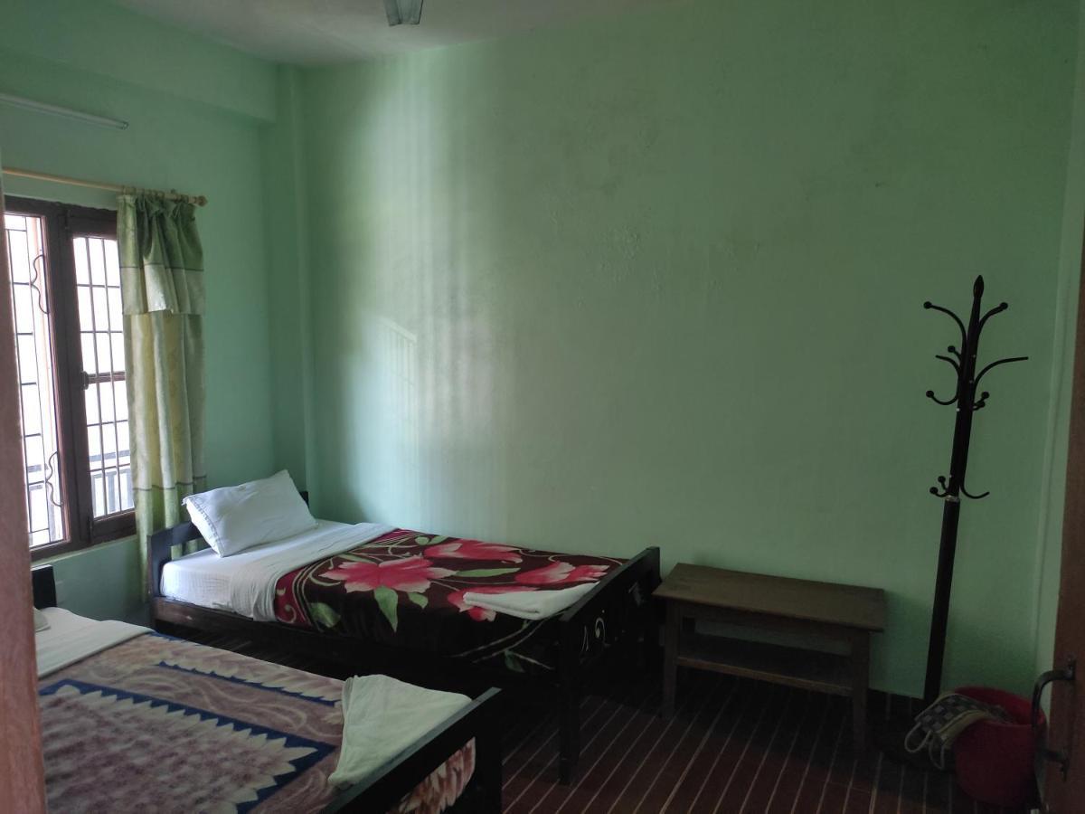 Harry Guest House&Restaurant Pokhara Extérieur photo