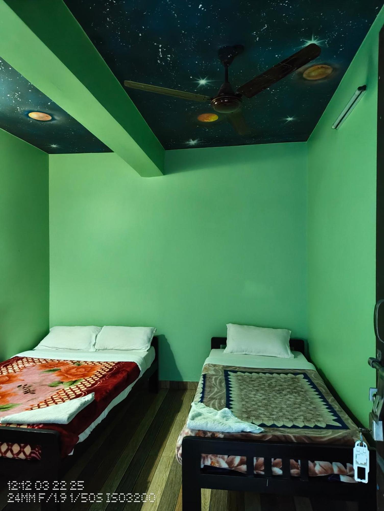Harry Guest House&Restaurant Pokhara Extérieur photo