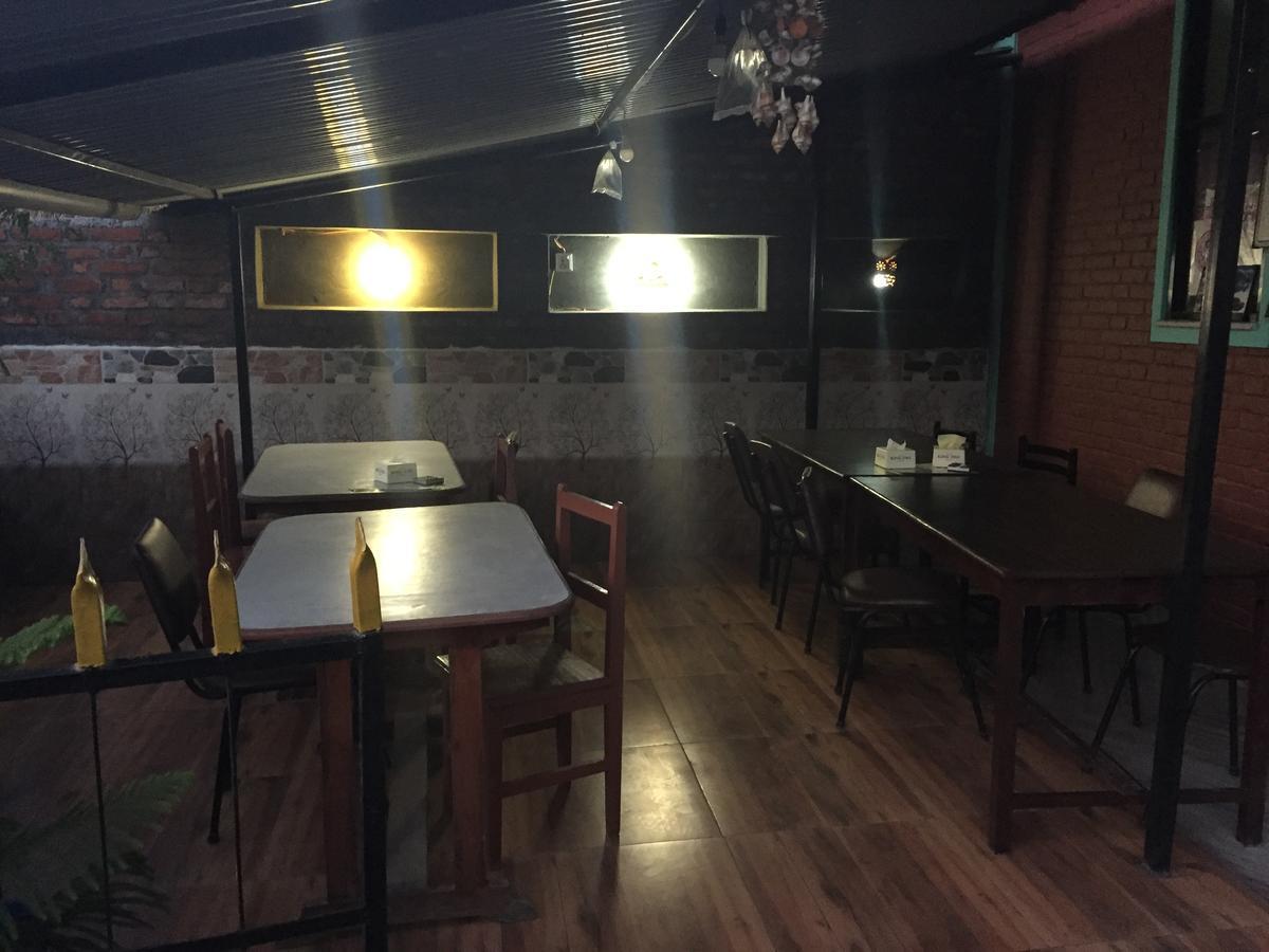 Harry Guest House&Restaurant Pokhara Extérieur photo
