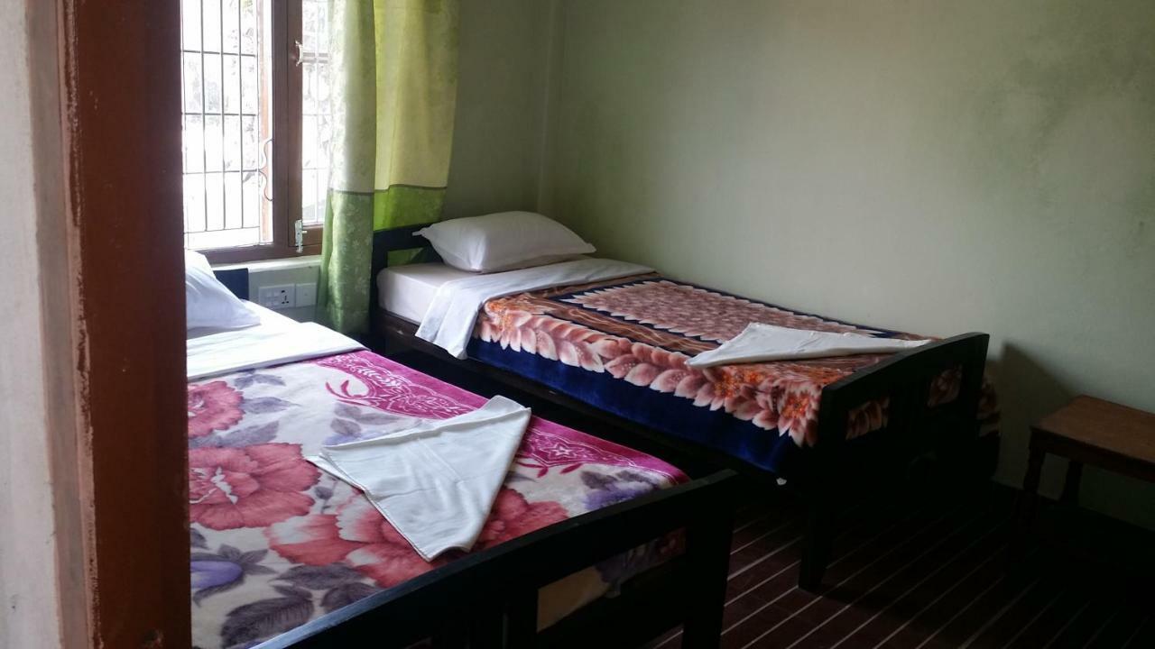 Harry Guest House&Restaurant Pokhara Extérieur photo